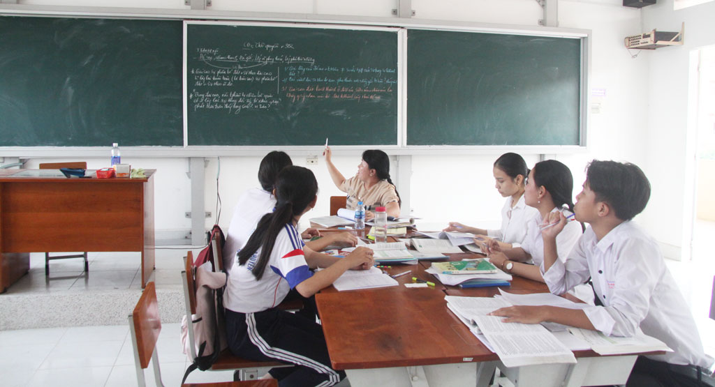 Quyết tâm mang vinh quang về cho tỉnh nhà Đội tuyển học sinh giỏi môn Địa tập trung nghiên cứu kiến thức mới
