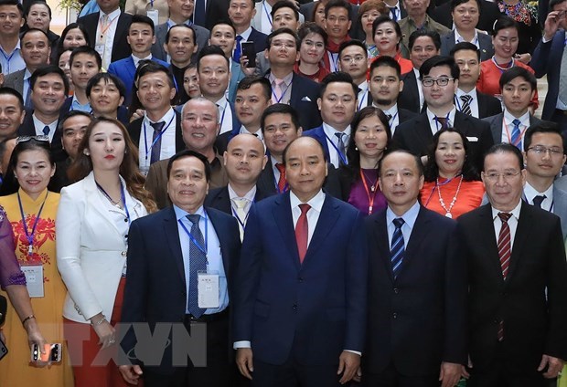 PM commits more incentives for SMEs Prime Minister Nguyen Xuan Phuc (first row, third from right) and delegates