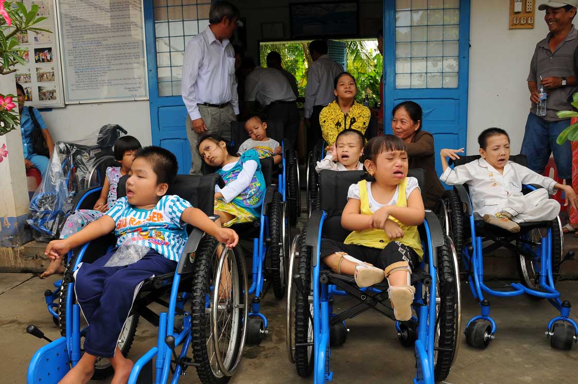 Vận động hỗ trợ xe lăn cho trẻ em khuyết tật