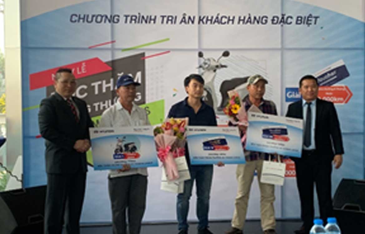 Trao giải cho khách hàng may mắn