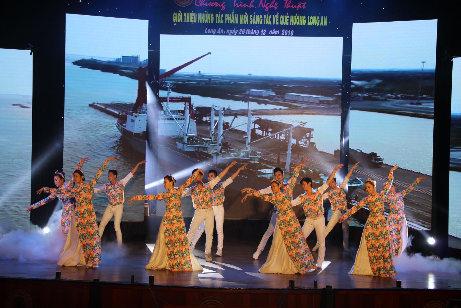 The program is elaborately staged, broadcast on LA34