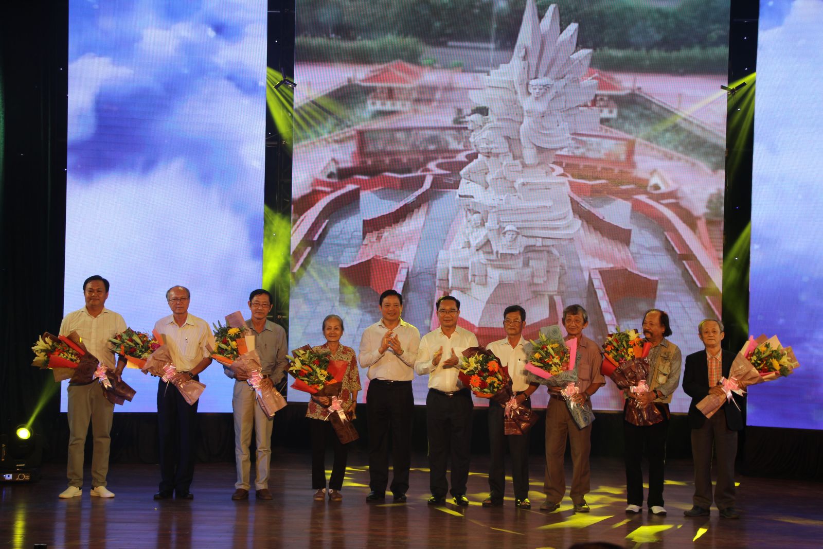 Permanent Deputy Secretary of the Provincial Party Committee - Nguyen Van Duoc, Vice Chairman of the Provincial People's Committee - Pham Tan Hoa presented flowers to authors and composers whose works were introduced in the program