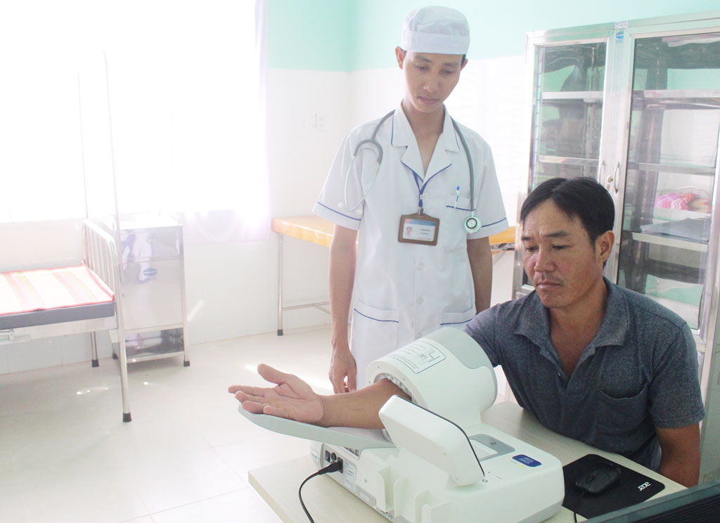 Chăm sóc sức khỏe toàn dân Phát triển y tế cơ sở giúp người dân tiếp cận dịch vụ y tế tại chỗ mà không cần phải chuyển lên tuyến trên