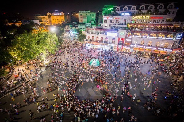 Heritages prove to be driver of Hanoi’s tourism development People crowd the pedestrian zone around Hoan Kiem Lake every weekend (Photo: VNA)