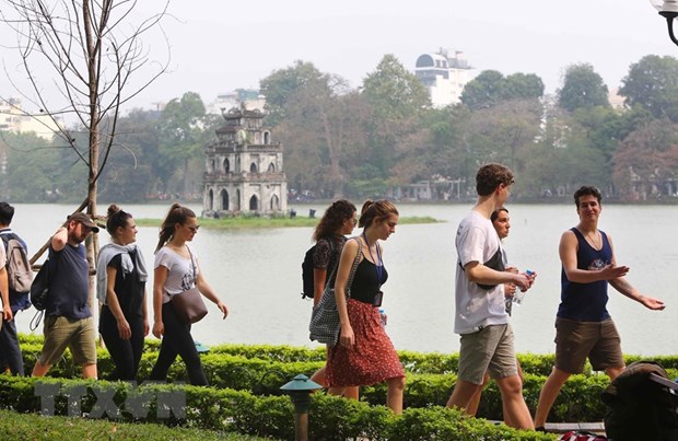 Heritages prove to be driver of Hanoi’s tourism development Foreign visitors to Hoan Kiem Lake (Photo: VNA)