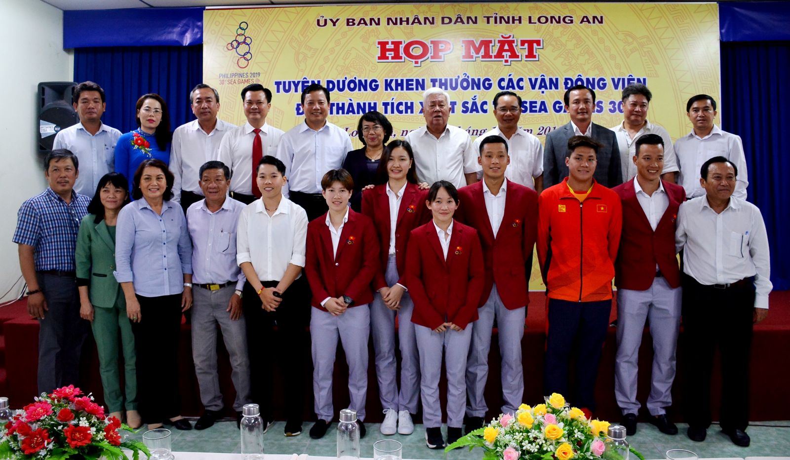 Long An Provincial People's Committee held a meeting to commend and reward the athletes of Long An province for their outstanding achievements at SEA Games 30