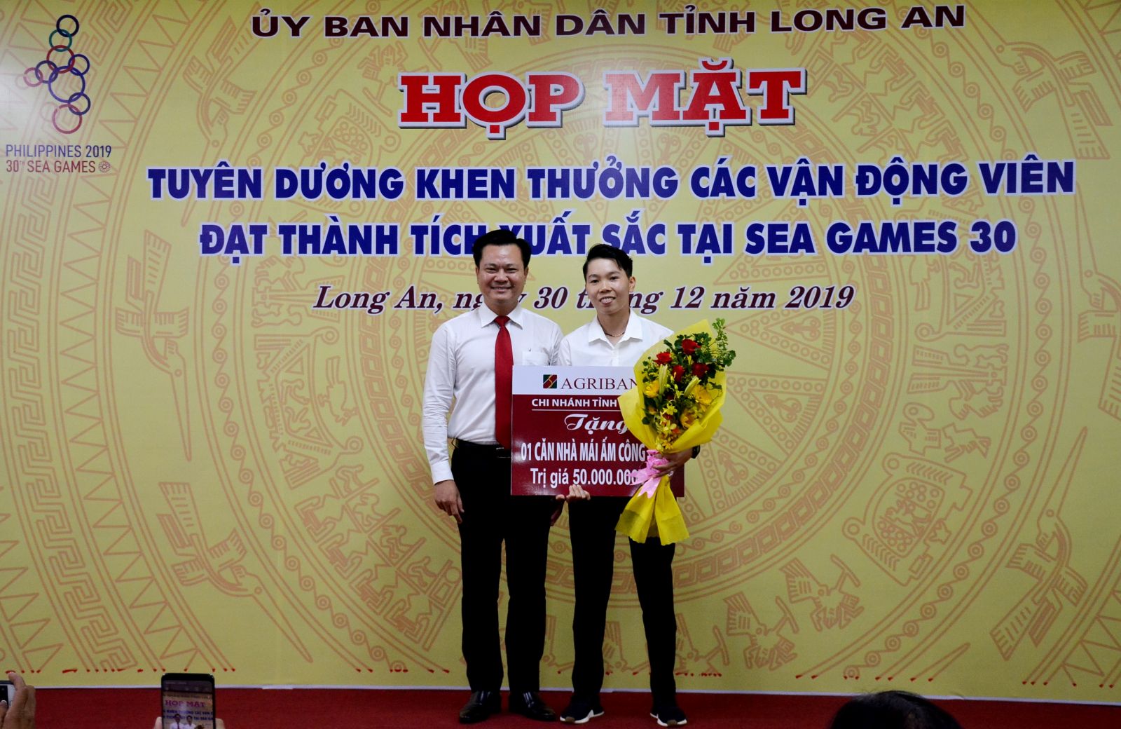 Long An Agribank branch donated a house of a union to Tran Thi Kim Thanh athlete to win gold medal with the women's football team