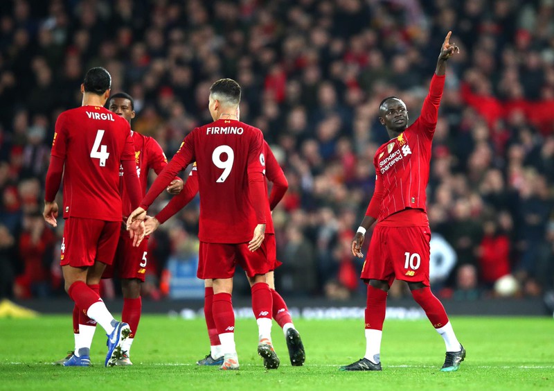 Thắng Wolves nhờ VAR, Liverpool tiếp tục thống trị Premier League