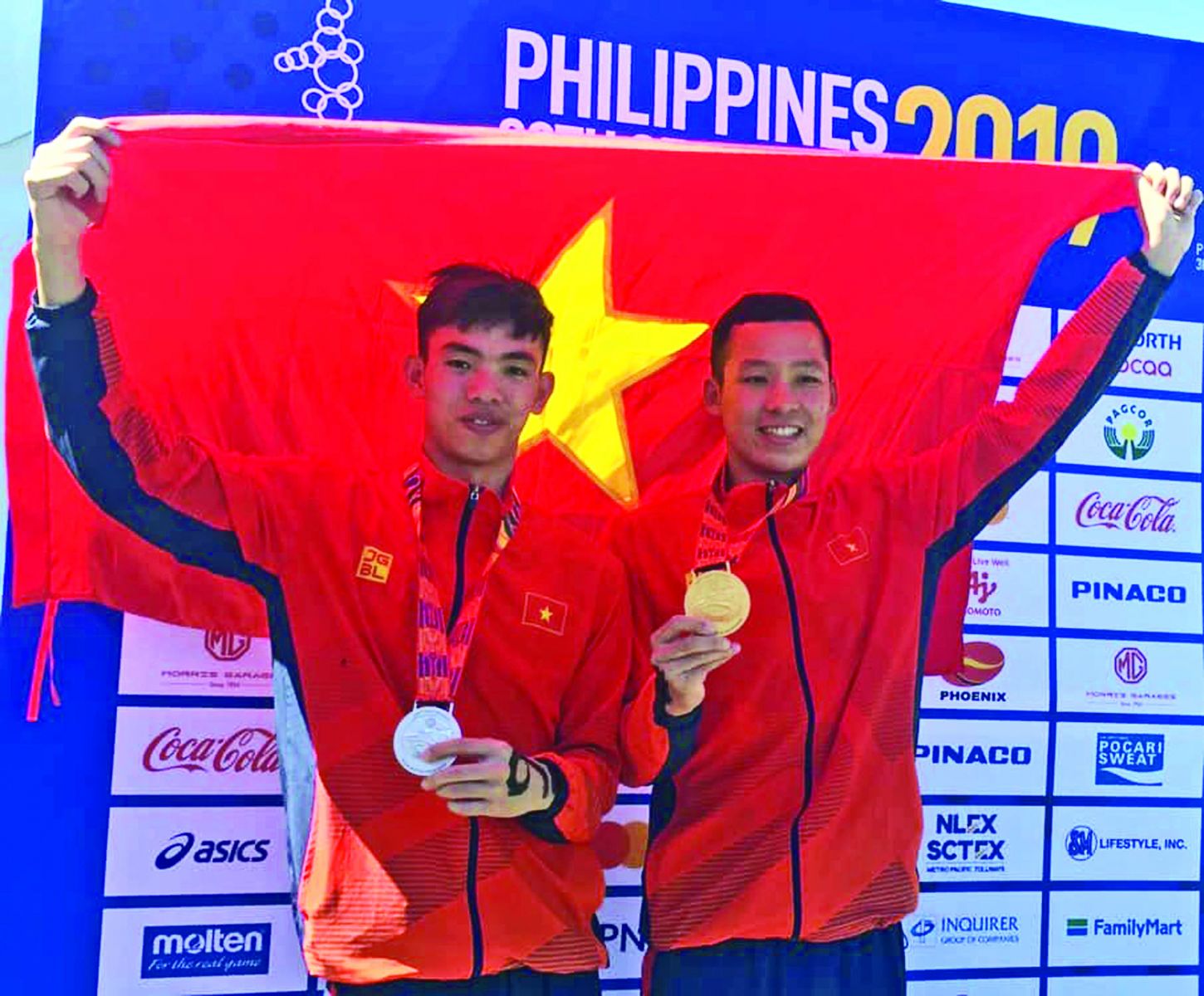Vận động viên Trần Tấn Triệu (bên phải) giành Huy chương Vàng SEA Games môn bơi lội cự ly 10km