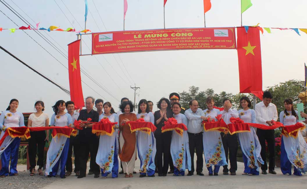 Phó Chủ tịch nước – Đặng Thị Ngọc Thịnh dự lễ cắt băng khánh thành đường nông thôn ở xã An Lục Long
