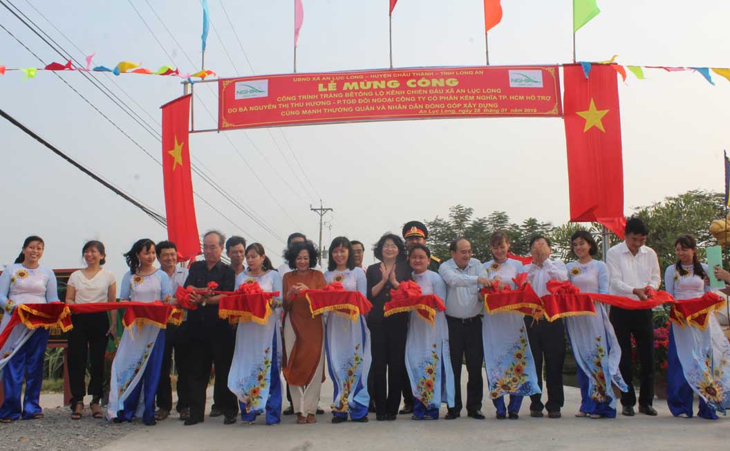 An Lục Long: Đường nông thôn sáng ánh đèn đêm Phó Chủ tịch nước – Đặng Thị Ngọc Thịnh dự lễ cắt băng khánh thành đường nông thôn ở xã An Lục Long