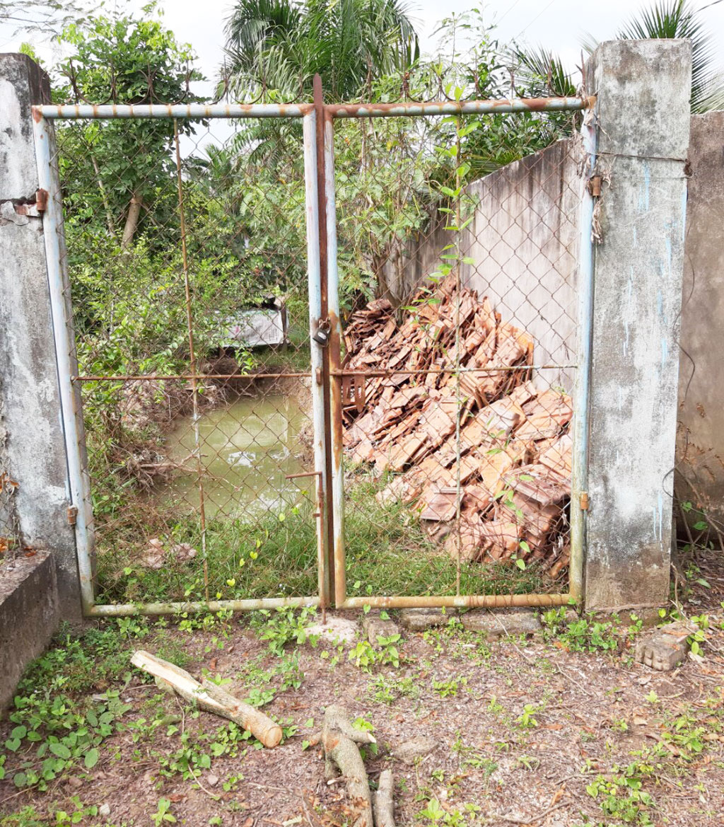 Gia đình ông Tiết đem kobe đến trước cổng rào đào một hố sâu trên lối đi công cộng chắn ngang, cản trở lối ra vào nhà bà Phượng