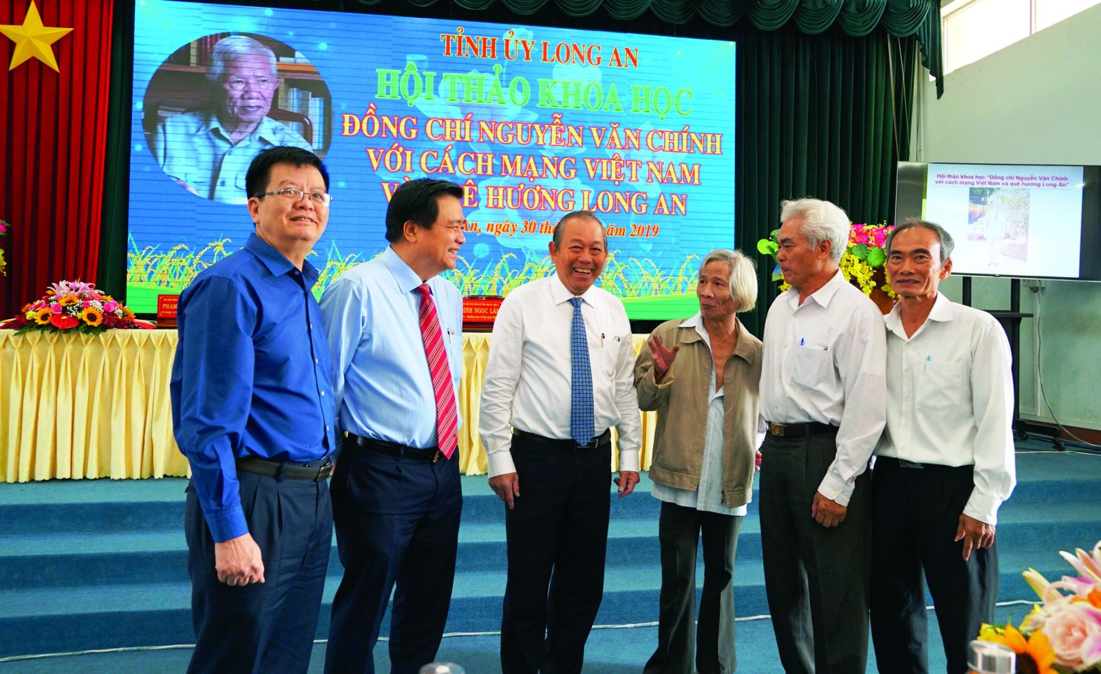 Central and provincial leaders discuss with Mr. Cao Tu Thanh (3rd,R), the eldest son of Mr. Chin Can