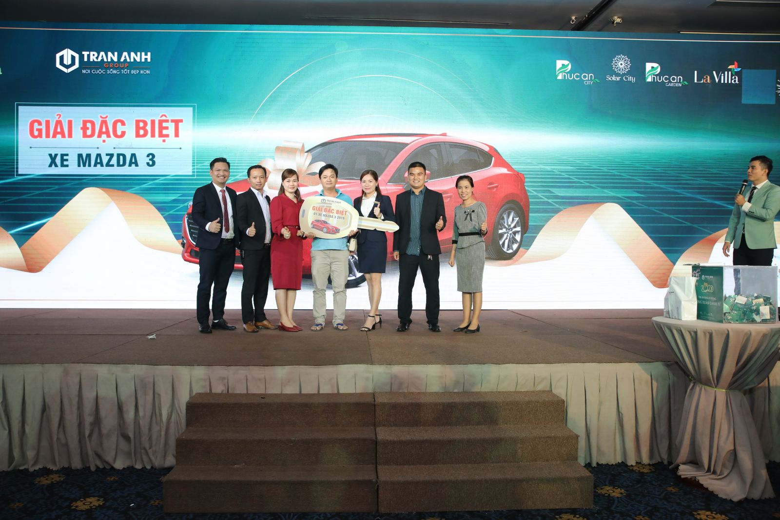 Khách hàng may mắn nhận được giải thưởng đặc biệt của chương trình, xe Mazda 3 sang trọng