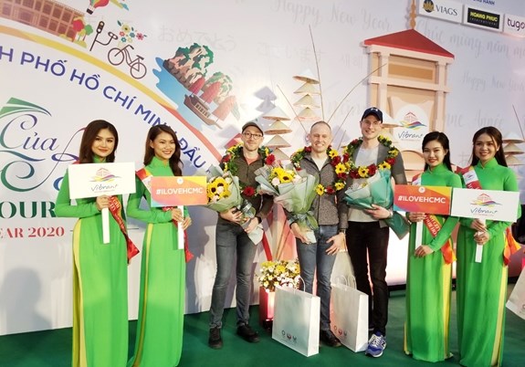 The first international visitors arriving in HCM City in 2020 pose for a photo. (Photo qdnd.vn)
