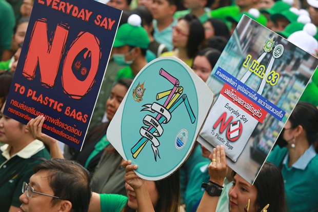 Activists join a campaign called 'Everyday Say No to Plastic Bags' on Dec 25 at the EmQuartier shopping mall in Bangkok.(Source: bangkokpost.com)