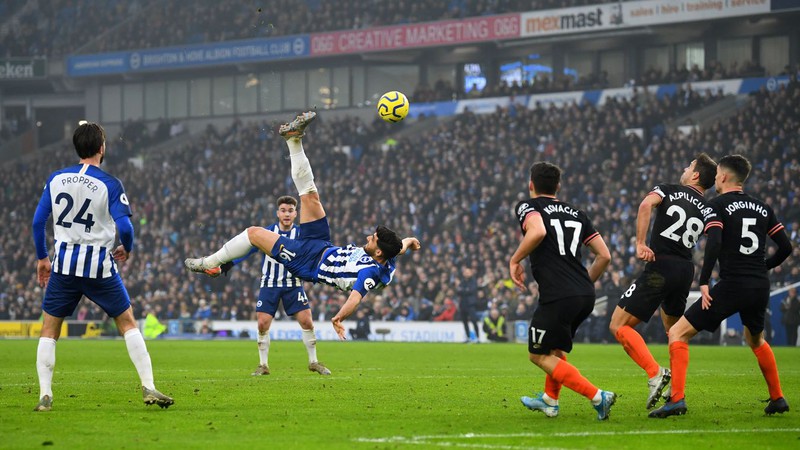 Tiền đạo người Iran lập siêu phẩm khiến Chelsea chia điểm với Brighton