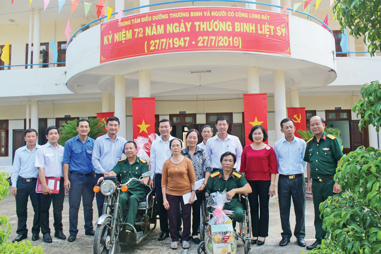 Vào các dịp lễ, tết, đoàn cán bộ tỉnh đều tổ chức đoàn đến thăm, tặng quà thương binh nặng ở Long Đất