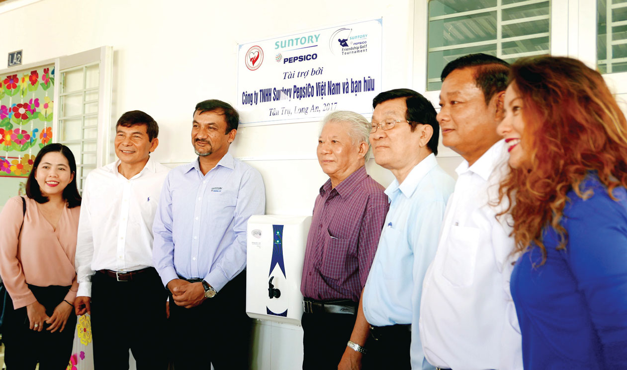 Nguyên Chủ tịch nước - Trương Tấn Sang dự  khánh thành và đưa vào sử dụng hệ thống nước ngọt cho trường học tại huyện Tân Trụ