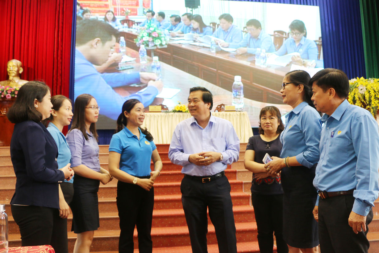 Bí thư Tỉnh ủy, Chủ tịch HĐND tỉnh - Phạm Văn Rạnh trao đổi với đại diện doanh nghiệp và cán bộ Công đoàn