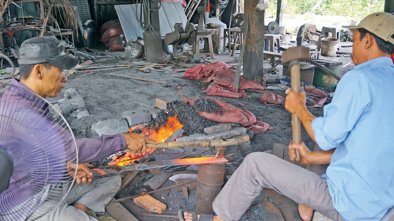 Người dân vẫn gắn bó với nghề rèn có từ lâu đời ở xã Nhị Thành, huyện Thủ Thừa