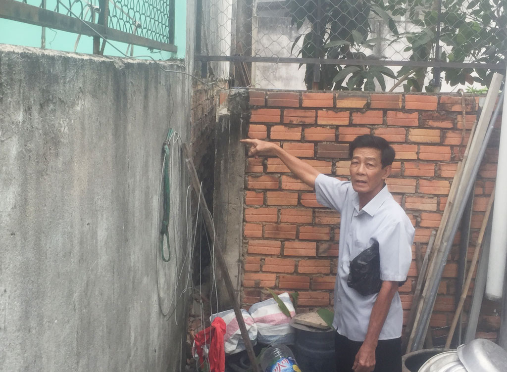 Vách tường nhà ông Nguyễn Văn Vân chưa được tô vì hàng xóm không đồng ý cho mượn không gian để tô vách tường