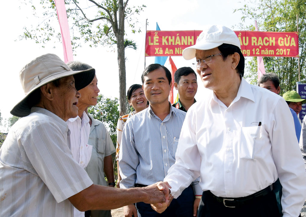 Trân trọng lắm, tấm lòng của bác Tư Sang! Nguyên Chủ tịch nước - Trương Tấn Sang thăm nông dân và dự lễ khánh thành cầu nông thôn tại xã An Ninh Tây, huyện đức Hòa (15/12/2017). Ảnh: Giản Thanh Sơn
