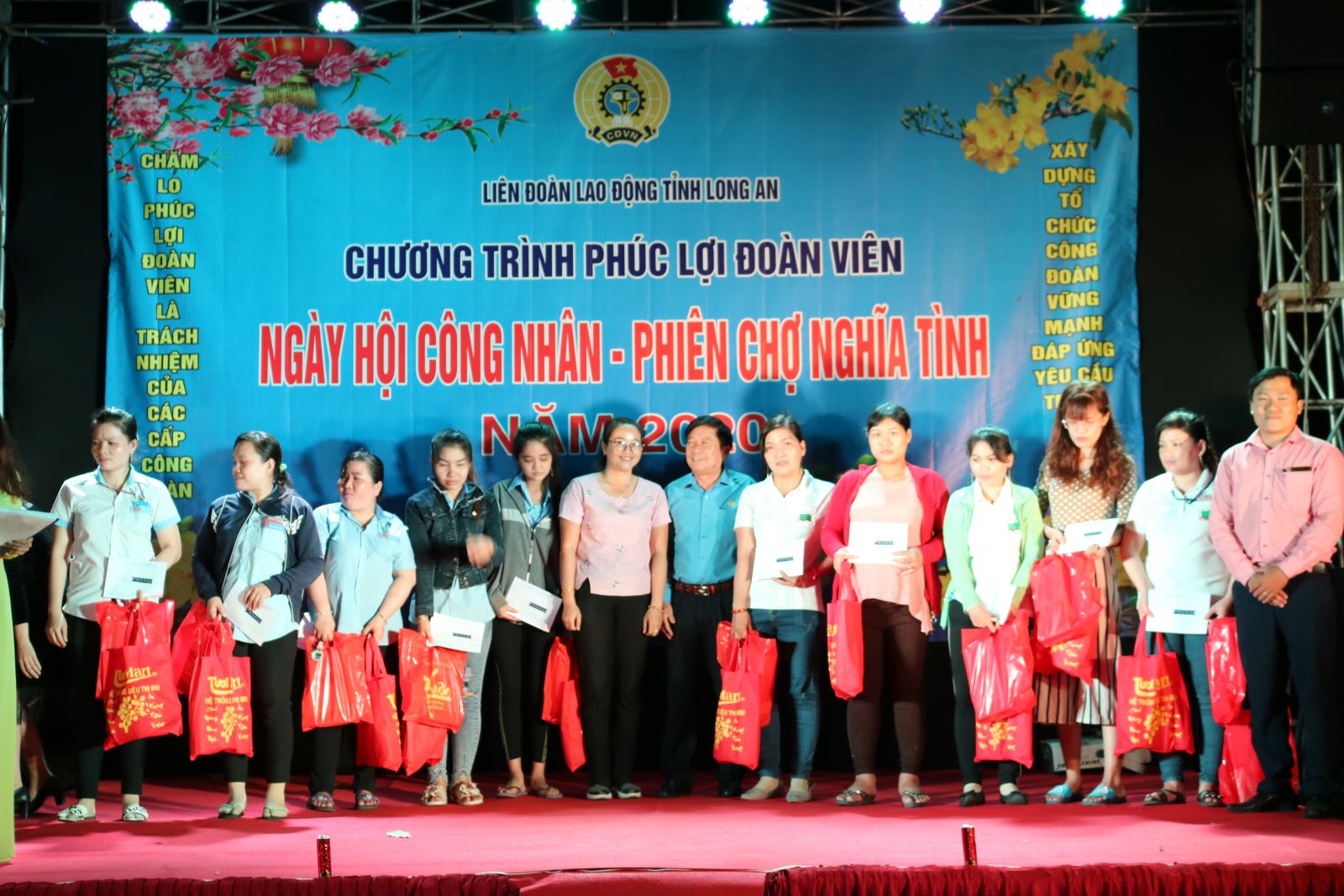 LĐLĐ tỉnh tặng tượng trưng 10 phần quà cho công nhân trong đêm khai mạc Ngày hội công nhân - Phiên chợ nghĩa tình