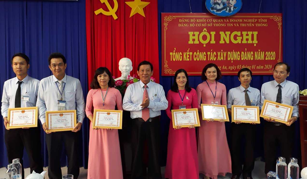 Khen thưởng các đảng viên có thành tích tiêu biểu trong công tác xây dựng Đảng năm 2019