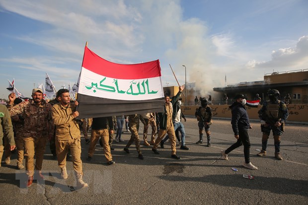 Người biểu tình rút khỏi khuôn viên Đại sứ quán Mỹ ở thủ đô Baghdad, Iraq ngày 1/1/2020. (Ảnh: AFP/TTXVN)