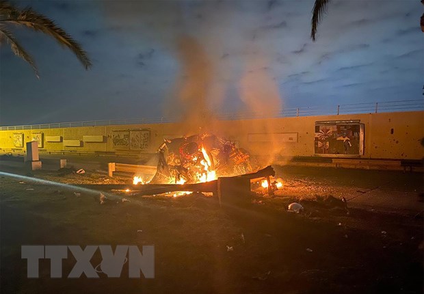 Xe ôtô bốc cháy sau vụ không kích do Mỹ tiến hành tại sân bay quốc tế thủ đô Baghdad, Iraq, ngày 3/1/2020. (Ảnh: AFP/TTXVN)