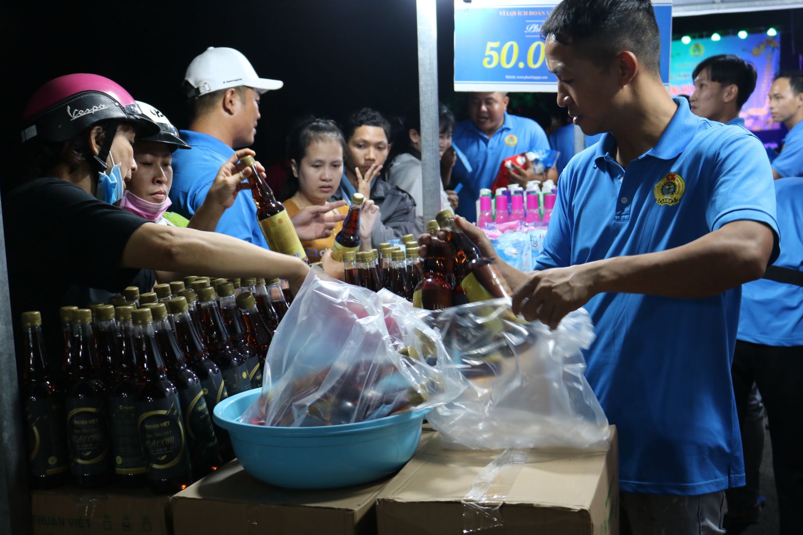 Workers' Festival – Sentiment-sharing Fair opened Workers visit and do shopping at the stalls