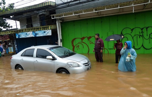 Indonesian President’s helicopter makes emergency landing due to bad weather Flooding in Jakarta after heavy rain (Photo: AFP)