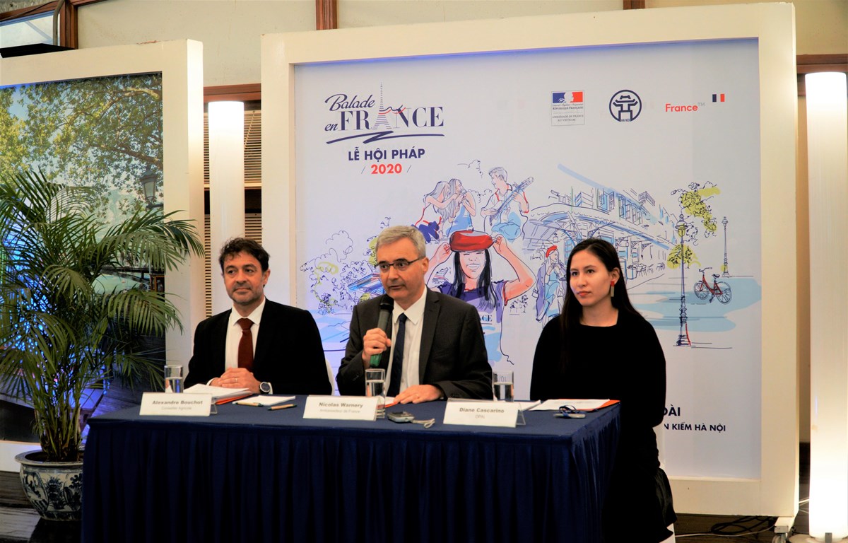 Đại sứ Pháp tại Hà Nội, ông Nicolas Warnery (giữa) giới thiệu về Lễ hội Pháp lần thứ hai trong buổi họp báo diễn ra sáng 7/1. (Ảnh: Minh Hiếu/Vietnam+)