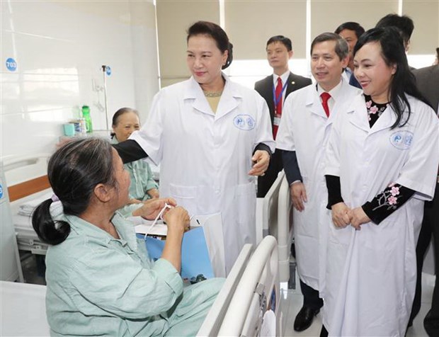 Chủ tịch Quốc hội Nguyễn Thị Kim Ngân tặng quà cho các bệnh nhân đang điều trị tại Bệnh viện Y học cổ truyền Trung ương năm 2019. (Ảnh: Trọng Đức/TTXVN)