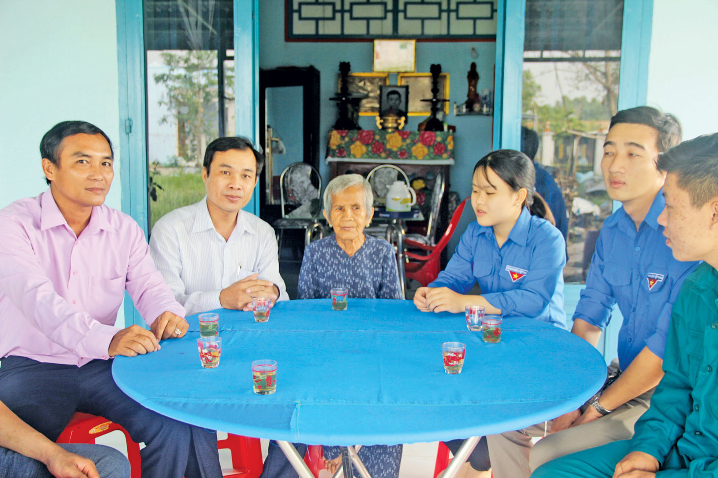 Chính quyền địa phương thăm hỏi gia đình bà Nguyễn Thị Em - người có công cách mạng ở ấp 1B, xã Thanh Phú, huyện Bến Lức