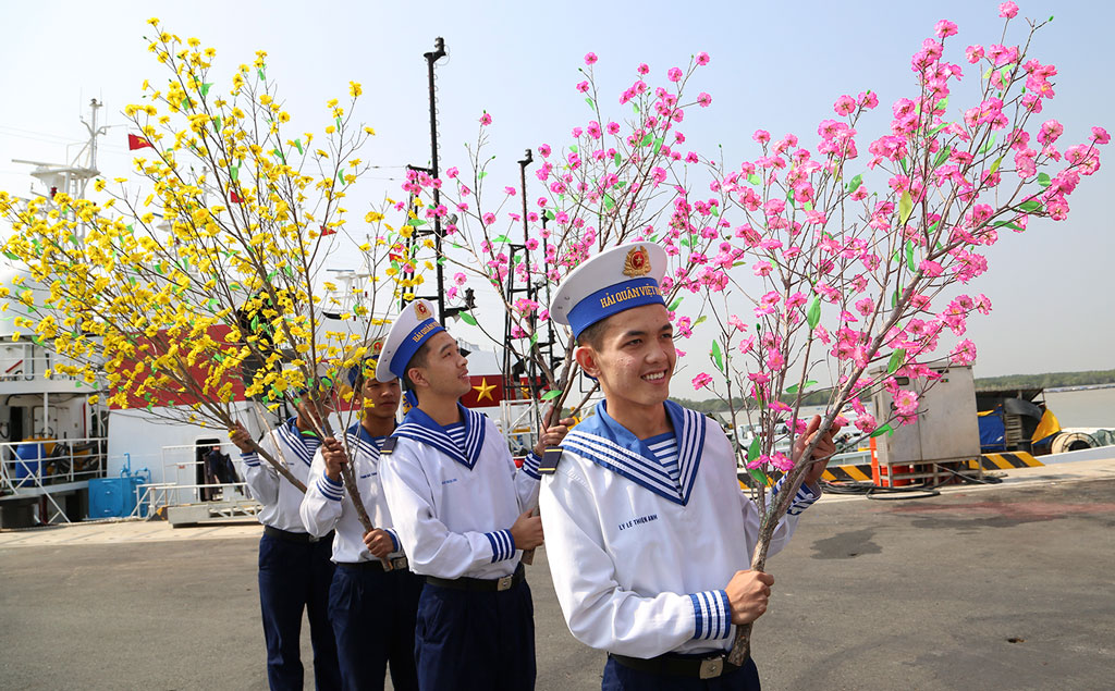 Những cành hoa mai, hoa đào được mang lên tàu ra khơi