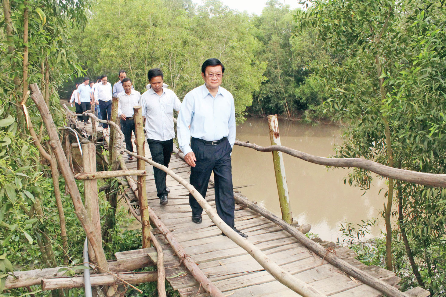 Ban Tổ chức, doanh nghiệp cùng nguyên Chủ tịch nước - Trương Tấn Sang đi khảo sát thực tế cầu tạm