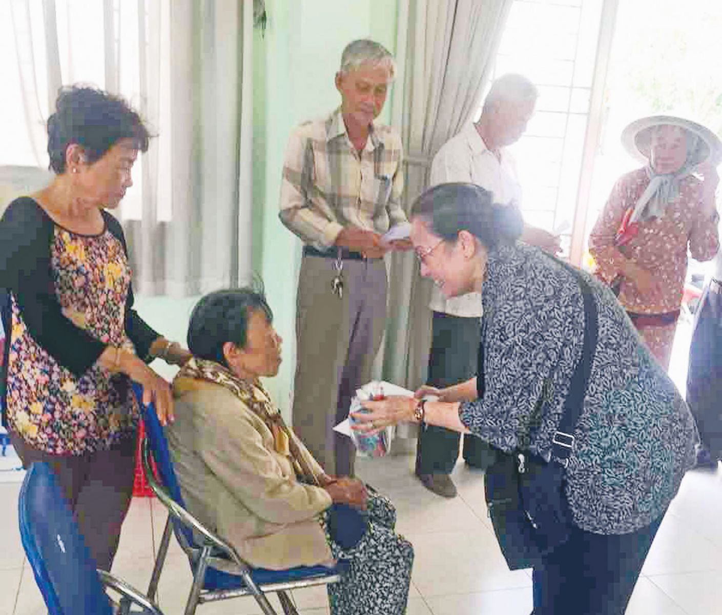 Cô Lê Thị Năm thăm hỏi, tặng quà cho người nghèo