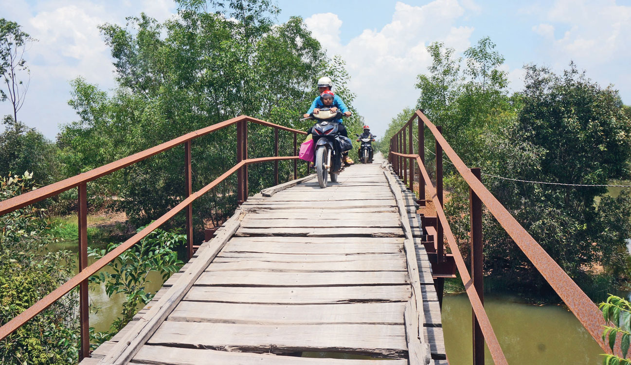 Một cây cầu gỗ tạm bợ ở huyện Đức Huệ được khảo sát để xây dựng cầu bêtông thay thế