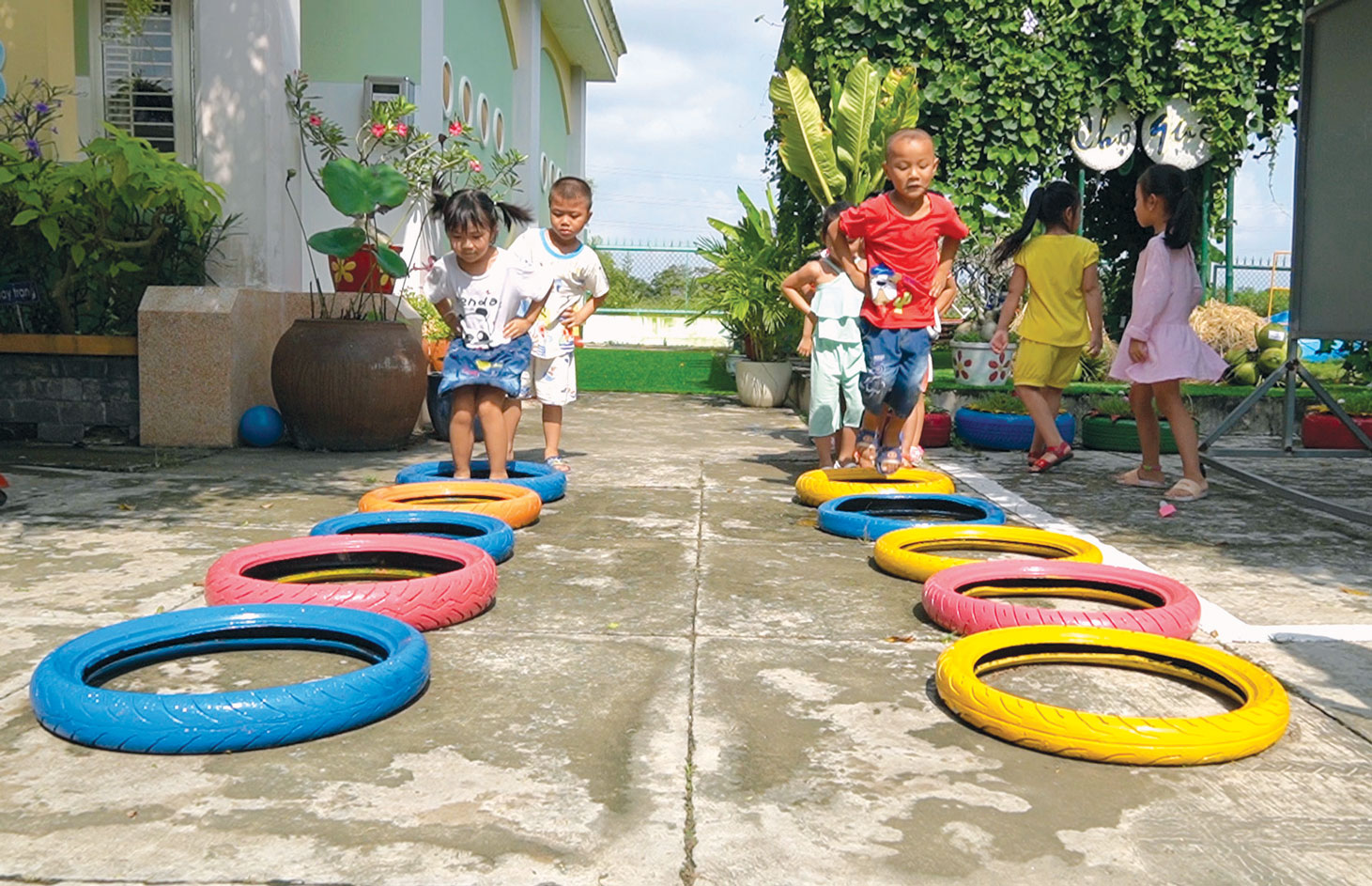 Qua 10 năm xây dựng nông thôn mới, nhiều địa phương thay đổi vượt bậc, chăm lo tốt hơn các hoạt động giáo dục