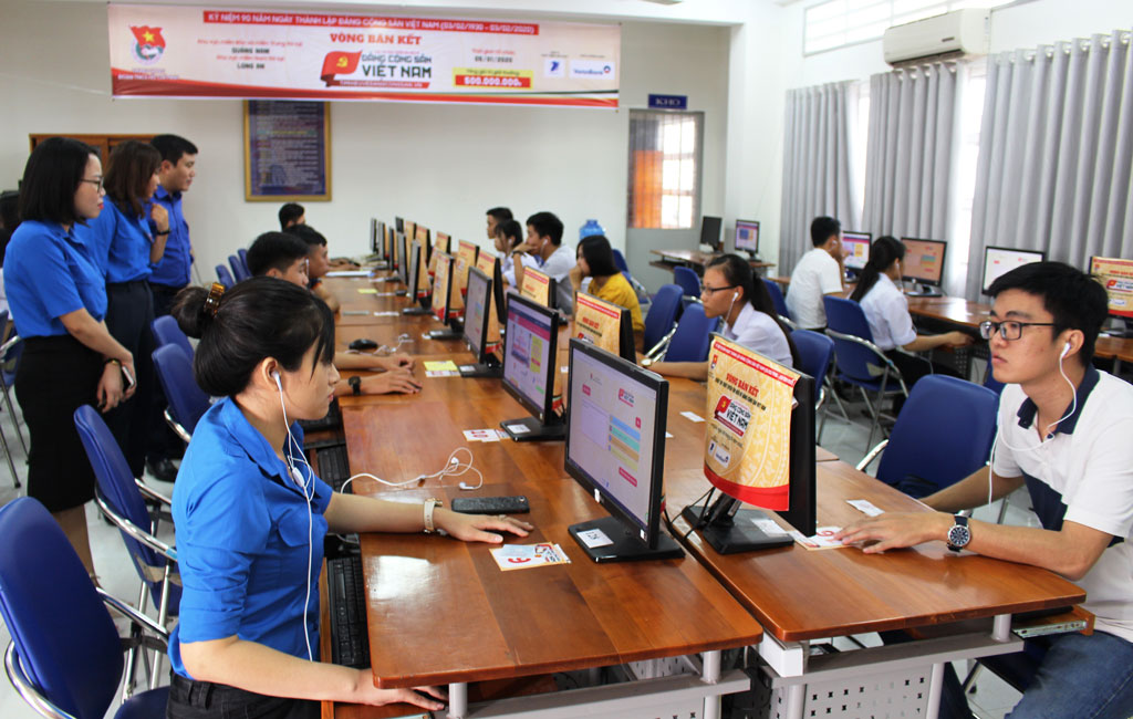 Các thí sinh tranh tài ở vòng bán kết tại Trường THPT Chuyên Long An (TP.Tân An)