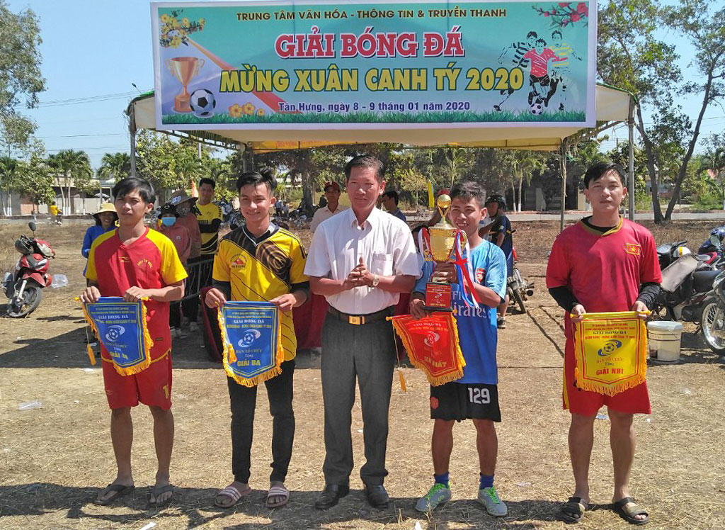 Tân Hưng tổ chức Giải bóng đá mini nam mừng Đảng, mừng xuân
