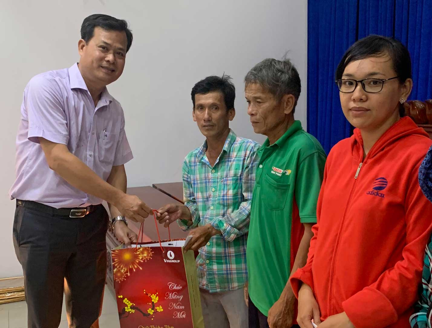 Phó Chủ tịch HĐND huyện Đức Hòa - Võ Văn Cấp trao quà Tết cho hộ nghèo