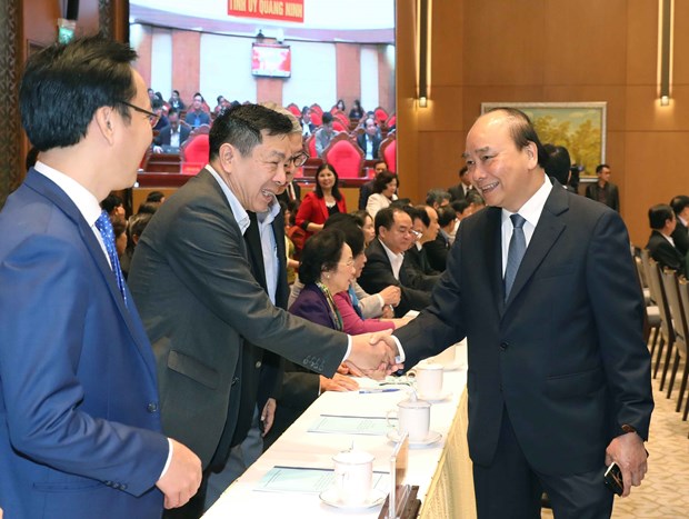 Mass mobilisation contributes to socio-economic development Prime Minister Nguyen Xuan Phuc (R) shakes hands with delegates at the event (Photo: VNA)