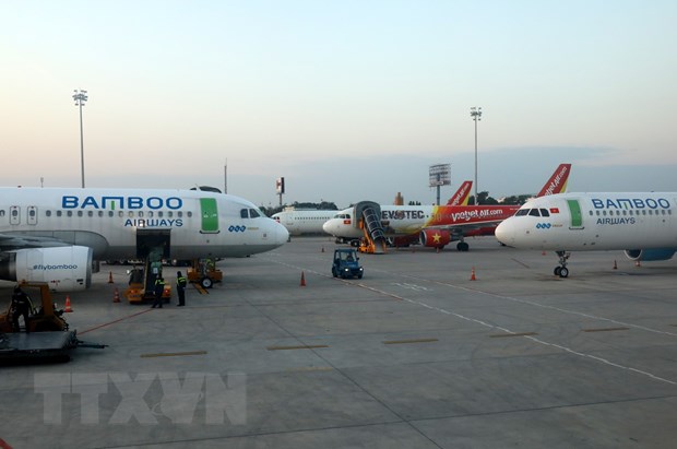 Máy bay của các hãng hàng không Việt Nam chuẩn bị đón khách tại sân bay Nội Bài. (Ảnh: Ngọc Hà/TTXVN)