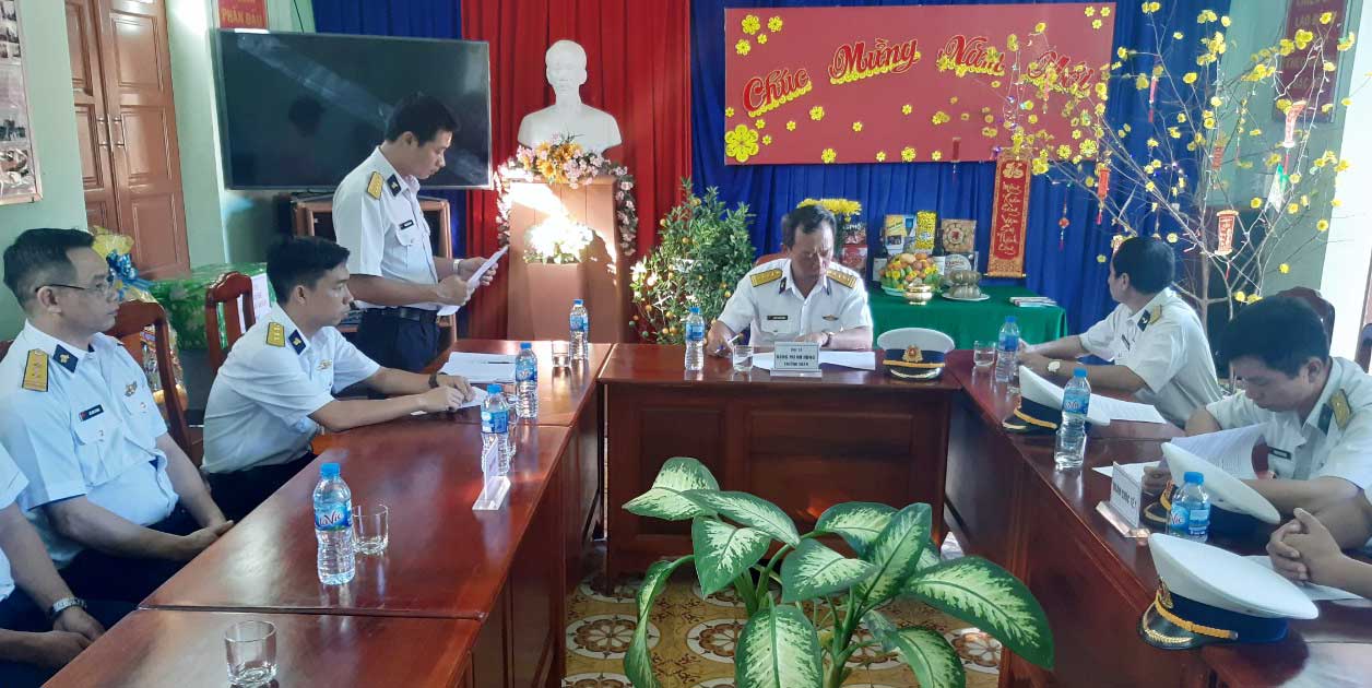 Đại úy Đồng Xuân Minh - Trưởng Trạm rađa 590 báo cáo với đoàn kết quả thực hiện nhiệm vụ năm 2019 của đơn vị