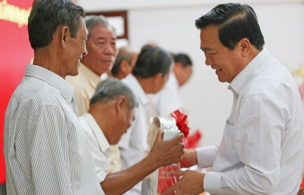 Bí thư Tỉnh ủy, Chủ tịch HĐND tỉnh - Phạm Văn Rạnh tặng quà các đồng chí Chủ nhiệm Câu lạc Bộ Công an hưu trí