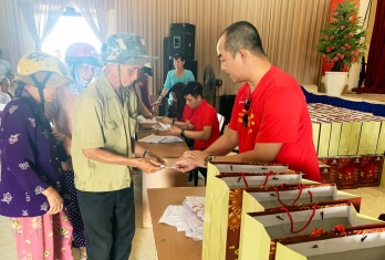 Quỹ Thiện Tâm – Tập đoàn Vingroup trao 1.300 suất quà tết cho hộ nghèo