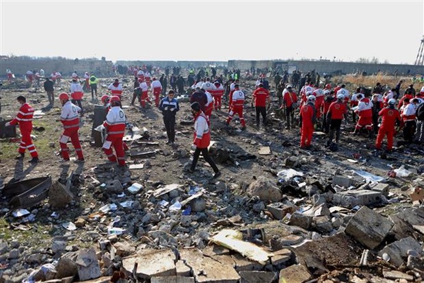 Rescuers at the scene of the plane crash in south of Tehran capital of Iran (Photo: Xinhua/VNA)